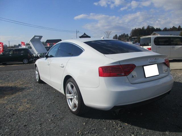 Ａ５スポーツバック ２．０ＴＦＳＩクワトロ　４ＷＤ　レザーシート　シートヒーター　スマートキー　プッシュスタート　アルミホイール（6枚目）