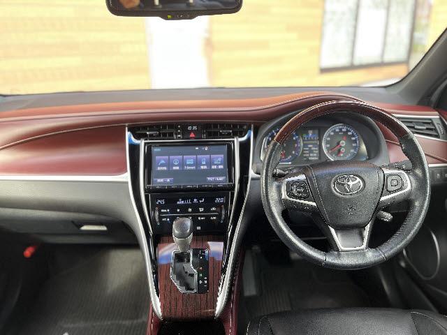 ハリアー プレミアム　ワンオーナー＿純正９インチナビ＿電動リアゲート＿バックカメラ＿ＬＥＤヘッドライト＿ハーフレザーシート＿パワーシート＿クルーズコントロール＿フルセグＴＶ＿ＥＴＣ＿純正１８インチアルミ＿禁煙車（3枚目）