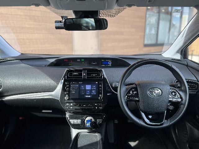 プリウス S 純正8インチディスプレイオーディオ_パノラミックビューモニター_トヨタセーフティセンス_Bluetooth音楽_LEDヘッドライト_レーダークルーズコントロール_ETC_純正15インチアルミ_禁煙車(3枚目)