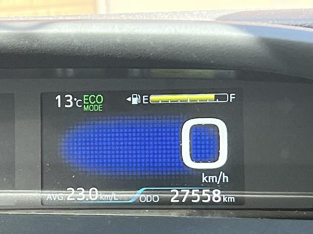 プリウス S 純正8インチディスプレイオーディオ_パノラミックビューモニター_トヨタセーフティセンス_Bluetooth音楽_LEDヘッドライト_レーダークルーズコントロール_ETC_純正15インチアルミ_禁煙車(4枚目)