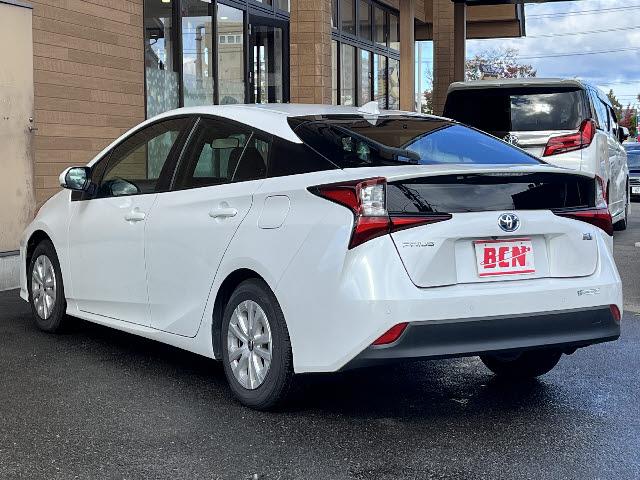 プリウス S 純正8インチディスプレイオーディオ_パノラミックビューモニター_トヨタセーフティセンス_Bluetooth音楽_LEDヘッドライト_レーダークルーズコントロール_ETC_純正15インチアルミ_禁煙車(6枚目)