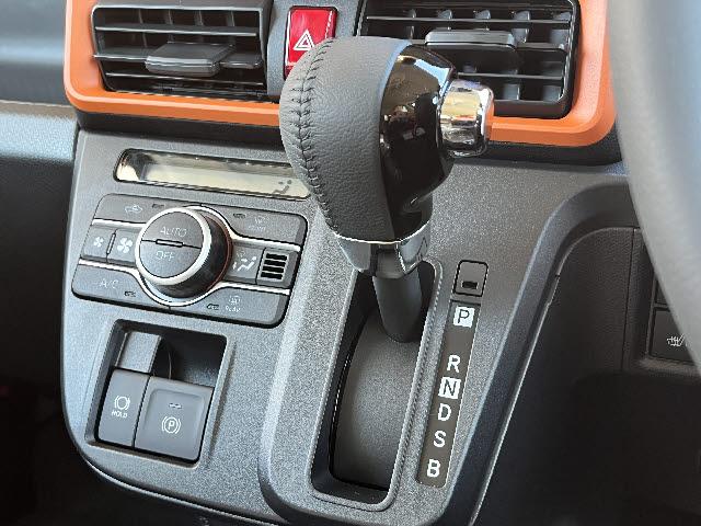 タント ファンクロスターボリミテッド　登録済未使用車＿純正９インチディスプレイオーディオ＿両側電動パワースライドドア＿全方位カメラ＿ＨＤＭＩ対応＿前席シートヒーター＿フルセグＴＶ＿レーダークルーズコントロール＿ＬＥＤヘッドライト＿禁煙車（16枚目）