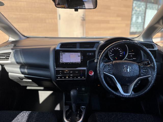 フィット １３Ｇ・Ｌ　ホンダセンシング　ワンオーナー＿純正ナビ＿バックカメラ＿フルセグＴＶ＿レーダークルーズコントロール＿ビルトインＥＴＣ＿ＬＥＤヘッドライト＿＿Ｂｌｕｅｔｏｏｔｈ音楽＿純正フロアマット＆ドアバイザー＿キーフリー＿禁煙車（3枚目）