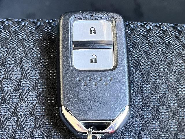 フィット １３Ｇ・Ｌ　ホンダセンシング　ワンオーナー＿純正ナビ＿バックカメラ＿フルセグＴＶ＿レーダークルーズコントロール＿ビルトインＥＴＣ＿ＬＥＤヘッドライト＿＿Ｂｌｕｅｔｏｏｔｈ音楽＿純正フロアマット＆ドアバイザー＿キーフリー＿禁煙車（26枚目）