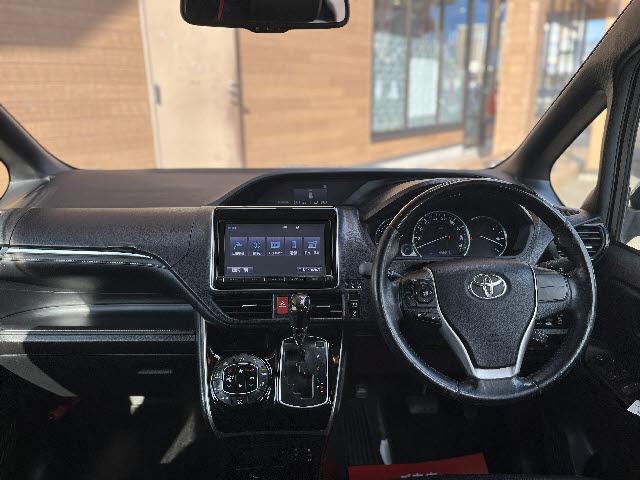 エスクァイア Ｇｉ　純正９インチナビ＿黒革シート＿両側電動パワースライドドア＿バックカメラ＿前席シートヒーター＿フルセグＴＶ＿ビルトインＥＴＣ＿クルーズコントロール＿Ｂｌｕｅｔｏｏｔｈ音楽＿ＬＥＤヘッドライト＿禁煙車（3枚目）