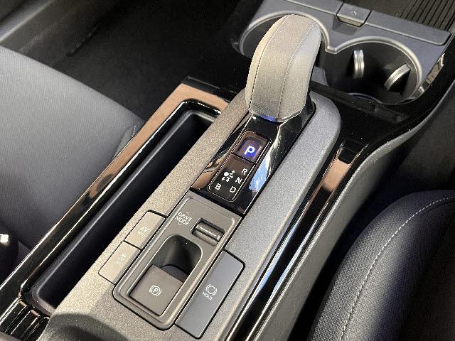 プリウス Ｇ　Ｇ＿４ＷＤ＿純正８インチディシュプレイオーディオ＿バックモニター　ビルトインＥＴＣ　追従型クルーズコントロール　キーフリー　純正１１８インチアルミホイル　Ｂｌｕｅｔｏｏｔｈ　フルセグＴＶ　ＬＥＤライト（16枚目）