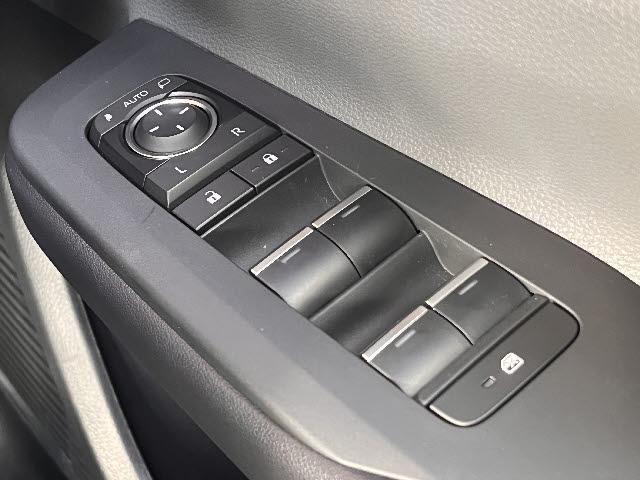 プリウス Ｇ　Ｇ＿４ＷＤ＿純正８インチディシュプレイオーディオ＿バックモニター　ビルトインＥＴＣ　追従型クルーズコントロール　キーフリー　純正１１８インチアルミホイル　Ｂｌｕｅｔｏｏｔｈ　フルセグＴＶ　ＬＥＤライト（24枚目）