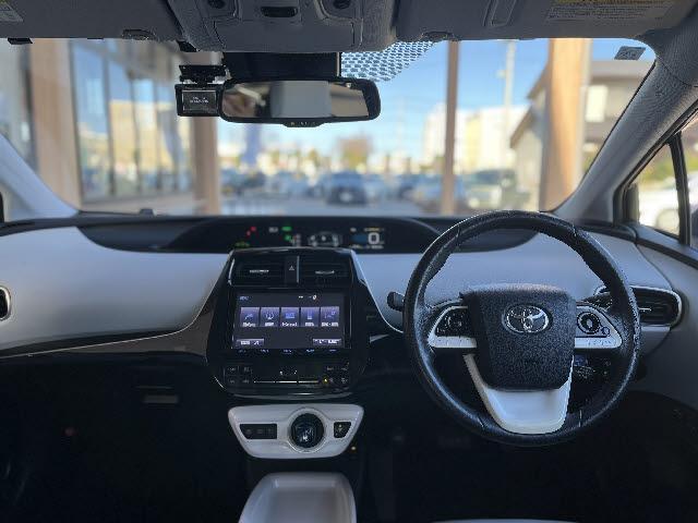 プリウス Ａツーリングセレクション　モデリスタフルエアロ＿純正９インチナビ＿レザーシート＿前席シートヒーター＿ＬＥＤヘッドライト＆フォグライト＿純正アルミ＿フルセグＴＶ＿バックカメラ＿クルーズコントロール＿Ｂｌｕｅｔｏｏｔｈ音楽　＿禁煙（3枚目）