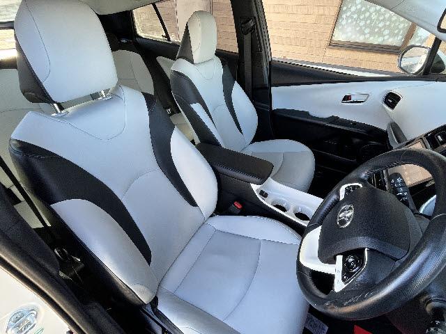 プリウス Ａツーリングセレクション　モデリスタフルエアロ＿純正９インチナビ＿レザーシート＿前席シートヒーター＿ＬＥＤヘッドライト＆フォグライト＿純正アルミ＿フルセグＴＶ＿バックカメラ＿クルーズコントロール＿Ｂｌｕｅｔｏｏｔｈ音楽　＿禁煙（7枚目）