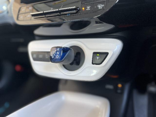 プリウス Ａツーリングセレクション　モデリスタフルエアロ＿純正９インチナビ＿レザーシート＿前席シートヒーター＿ＬＥＤヘッドライト＆フォグライト＿純正アルミ＿フルセグＴＶ＿バックカメラ＿クルーズコントロール＿Ｂｌｕｅｔｏｏｔｈ音楽　＿禁煙（16枚目）