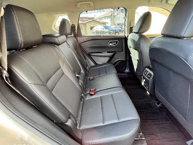 エクストレイル G e-4ORCE ワンオーナー_12.3型NissanConnect_プロパイロット_全方位カメラ_ハンズフリー電動リアゲート_前後席シートヒーター_ステアリングヒーター_BSM_ワイヤレス充電_ETC2.0_禁煙車(8枚目)