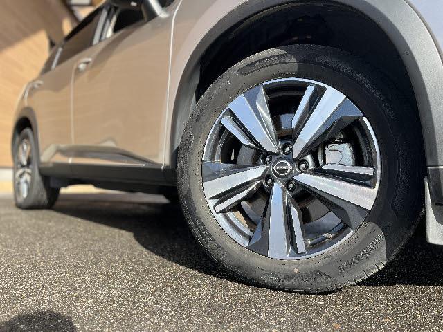 エクストレイル G e-4ORCE ワンオーナー_12.3型NissanConnect_プロパイロット_全方位カメラ_ハンズフリー電動リアゲート_前後席シートヒーター_ステアリングヒーター_BSM_ワイヤレス充電_ETC2.0_禁煙車(27枚目)