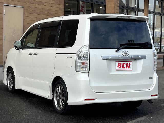 ヴォクシー ZS 煌 GS-Iエアロ_純正ナビ_9インチフリップダウンモニター_両側電動パワースライドドア_バックカメラ_フルセグTV_DVD再生_社外17インチアルミ_Bluetooth音楽_HIDヘッドライト_禁煙車(6枚目)