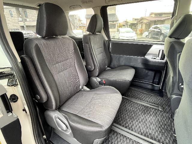 ヴォクシー ZS 煌 GS-Iエアロ_純正ナビ_9インチフリップダウンモニター_両側電動パワースライドドア_バックカメラ_フルセグTV_DVD再生_社外17インチアルミ_Bluetooth音楽_HIDヘッドライト_禁煙車(8枚目)