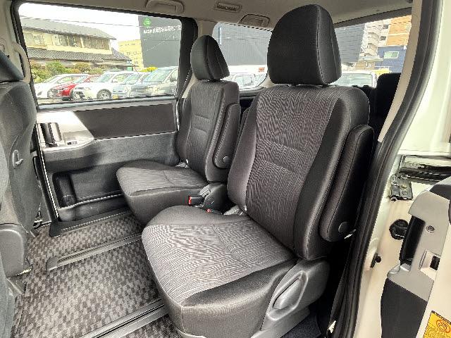 ヴォクシー ZS 煌 GS-Iエアロ_純正ナビ_9インチフリップダウンモニター_両側電動パワースライドドア_バックカメラ_フルセグTV_DVD再生_社外17インチアルミ_Bluetooth音楽_HIDヘッドライト_禁煙車(13枚目)