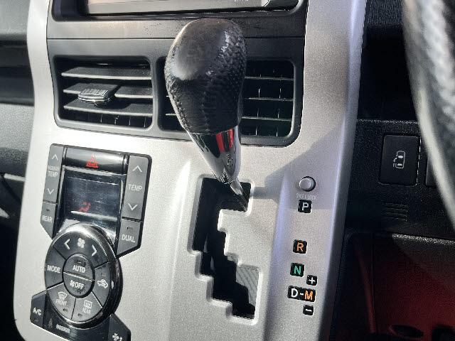 ヴォクシー ZS 煌 GS-Iエアロ_純正ナビ_9インチフリップダウンモニター_両側電動パワースライドドア_バックカメラ_フルセグTV_DVD再生_社外17インチアルミ_Bluetooth音楽_HIDヘッドライト_禁煙車(16枚目)