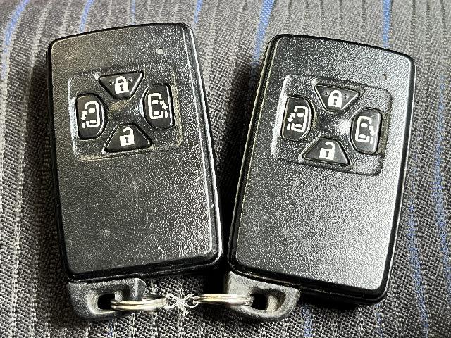 ヴォクシー ZS 煌 GS-Iエアロ_純正ナビ_9インチフリップダウンモニター_両側電動パワースライドドア_バックカメラ_フルセグTV_DVD再生_社外17インチアルミ_Bluetooth音楽_HIDヘッドライト_禁煙車(26枚目)