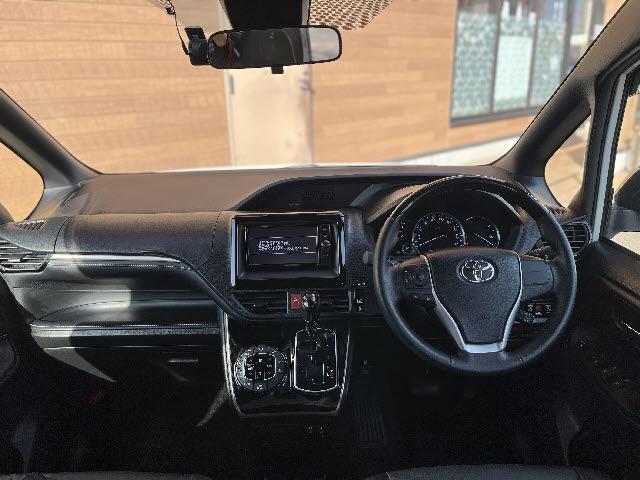 エスクァイア Ｇｉ　ブラックテーラード　純正ナビ＿両側電動パワースライドドア＿バックカメラ＿前席シートヒーター＿黒レザーシート＿トヨタセーフティセンス＿クルーズコントロール＿純正１５インチアルミ＿ビルトインＥＴＣ＿Ｗエアコン＿禁煙車（3枚目）