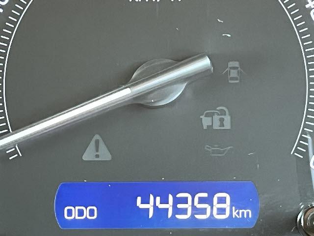 エスクァイア Ｇｉ　ブラックテーラード　純正ナビ＿両側電動パワースライドドア＿バックカメラ＿前席シートヒーター＿黒レザーシート＿トヨタセーフティセンス＿クルーズコントロール＿純正１５インチアルミ＿ビルトインＥＴＣ＿Ｗエアコン＿禁煙車（4枚目）