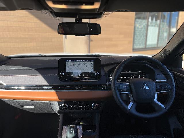 アウトランダーPHEV P 充電ケーブル付_純正9インチナビ_マイパイロット_全方位カメラ_前後席シートヒーター_黒レザーシート_ETC2.0_ステアリングヒーター_パワーシート_電動リアゲート_ワイヤレス充電_純正AW_禁煙車(3枚目)