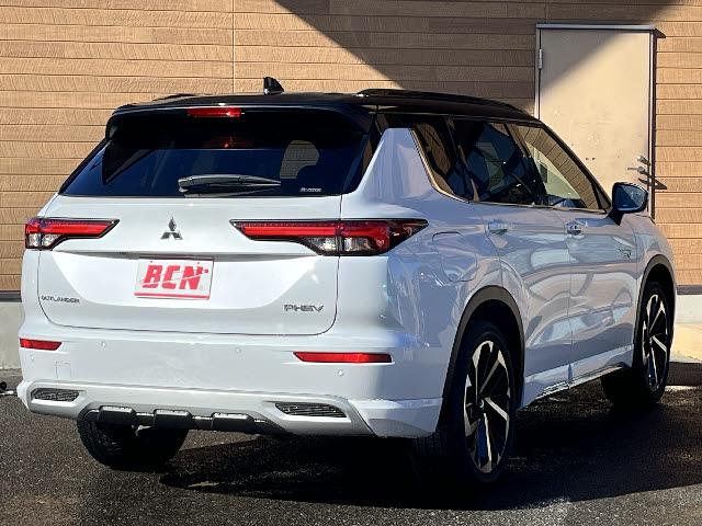 アウトランダーPHEV P 充電ケーブル付_純正9インチナビ_マイパイロット_全方位カメラ_前後席シートヒーター_黒レザーシート_ETC2.0_ステアリングヒーター_パワーシート_電動リアゲート_ワイヤレス充電_純正AW_禁煙車(5枚目)