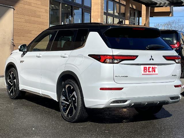 アウトランダーPHEV P 充電ケーブル付_純正9インチナビ_マイパイロット_全方位カメラ_前後席シートヒーター_黒レザーシート_ETC2.0_ステアリングヒーター_パワーシート_電動リアゲート_ワイヤレス充電_純正AW_禁煙車(6枚目)