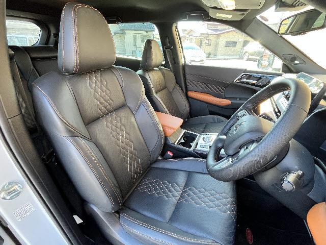 アウトランダーPHEV P 充電ケーブル付_純正9インチナビ_マイパイロット_全方位カメラ_前後席シートヒーター_黒レザーシート_ETC2.0_ステアリングヒーター_パワーシート_電動リアゲート_ワイヤレス充電_純正AW_禁煙車(7枚目)