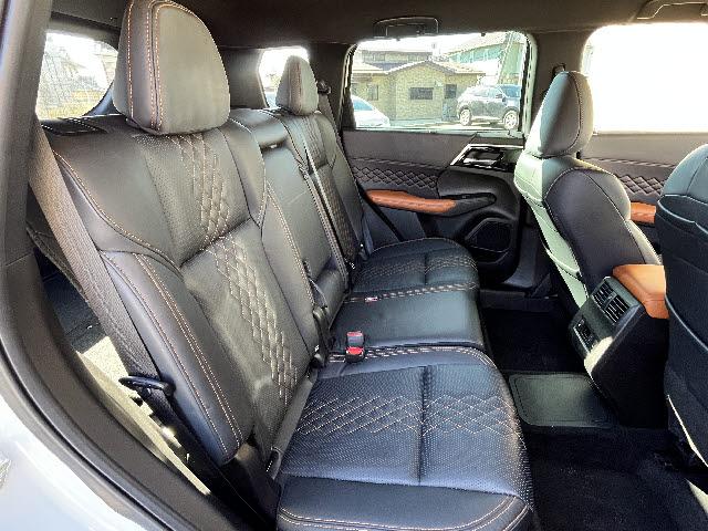 アウトランダーPHEV P 充電ケーブル付_純正9インチナビ_マイパイロット_全方位カメラ_前後席シートヒーター_黒レザーシート_ETC2.0_ステアリングヒーター_パワーシート_電動リアゲート_ワイヤレス充電_純正AW_禁煙車(8枚目)