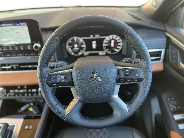 アウトランダーPHEV P 充電ケーブル付_純正9インチナビ_マイパイロット_全方位カメラ_前後席シートヒーター_黒レザーシート_ETC2.0_ステアリングヒーター_パワーシート_電動リアゲート_ワイヤレス充電_純正AW_禁煙車(15枚目)