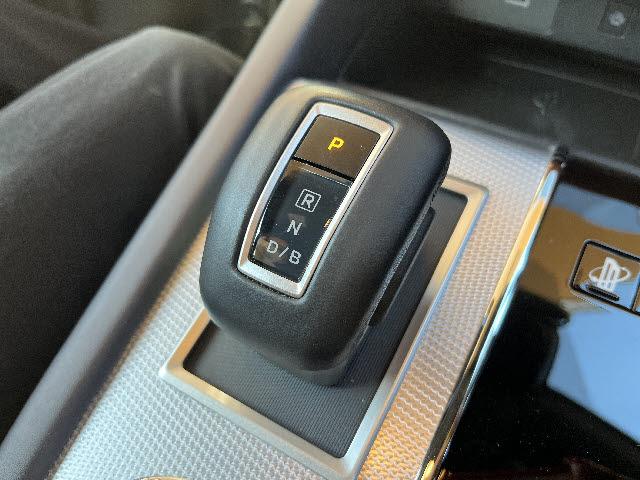 アウトランダーPHEV P 充電ケーブル付_純正9インチナビ_マイパイロット_全方位カメラ_前後席シートヒーター_黒レザーシート_ETC2.0_ステアリングヒーター_パワーシート_電動リアゲート_ワイヤレス充電_純正AW_禁煙車(16枚目)