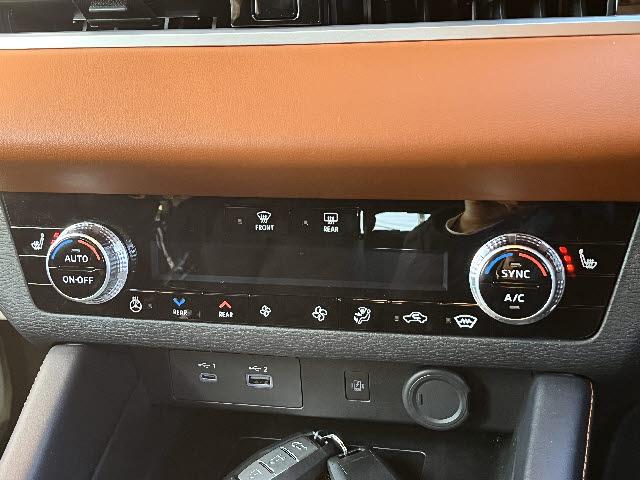 アウトランダーPHEV P 充電ケーブル付_純正9インチナビ_マイパイロット_全方位カメラ_前後席シートヒーター_黒レザーシート_ETC2.0_ステアリングヒーター_パワーシート_電動リアゲート_ワイヤレス充電_純正AW_禁煙車(17枚目)