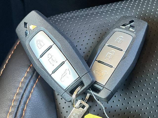 アウトランダーPHEV P 充電ケーブル付_純正9インチナビ_マイパイロット_全方位カメラ_前後席シートヒーター_黒レザーシート_ETC2.0_ステアリングヒーター_パワーシート_電動リアゲート_ワイヤレス充電_純正AW_禁煙車(26枚目)