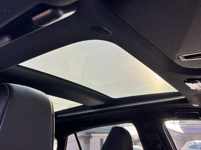 ハリアーハイブリッド Z レザーパッケージ ワンオーナー_調光パノラマルーフ_純正12.3型ディスプレイオーディオ_JBLサウンド_パノラミックビュー_ハンズフリー電動リアゲート_ワイヤレス充電_トヨタセーフティセンス_純正19アルミ_禁煙車(11枚目)