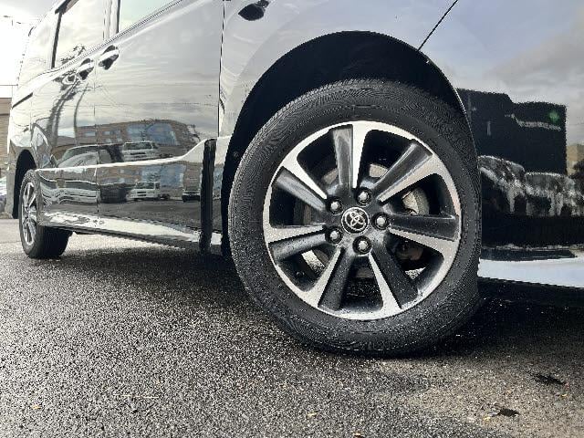 ヴォクシー ＺＳ　煌ＩＩＩ　純正９インチナビ＆１２．１インチフリップダウンモニター＿両側電動スライドドア＿クルーズコントロール＿Ｂカメラ＿フルセグＴＶ＿ＬＥＤヘッドライト＿Ｗエアコン＿プリクラッシュセーフティ＿純正アルミ＿禁煙車（27枚目）