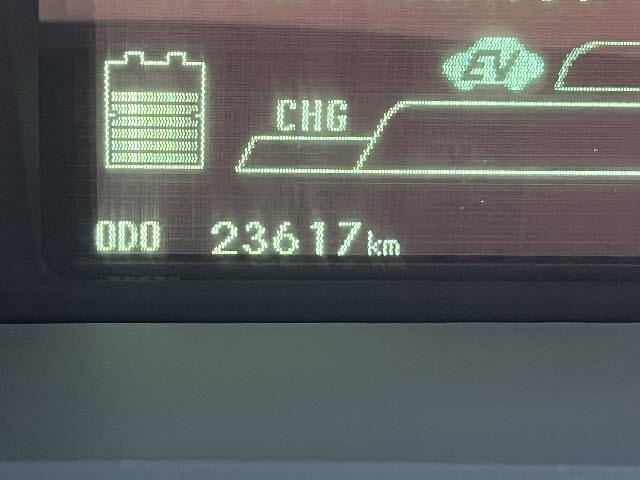 プリウス Ｇ　後期型＿純正８型ナビ＿バックカメラ＿フルセグＴＶ＿ハーフレザーシート＿パワーシート＿Ｂｌｕｅｔｏｏｔｈ音楽＿ＨＩＤヘッドライト＿フォグライト＿クルーズコントロール＿ビルトインＥＴＣ＿純正アルミ＿禁煙車（4枚目）