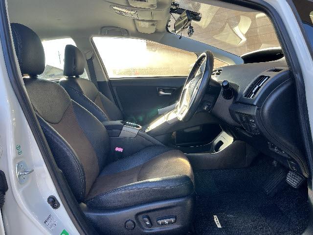 プリウス Ｇ　後期型＿純正８型ナビ＿バックカメラ＿フルセグＴＶ＿ハーフレザーシート＿パワーシート＿Ｂｌｕｅｔｏｏｔｈ音楽＿ＨＩＤヘッドライト＿フォグライト＿クルーズコントロール＿ビルトインＥＴＣ＿純正アルミ＿禁煙車（7枚目）