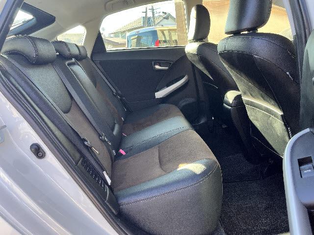 プリウス Ｇ　後期型＿純正８型ナビ＿バックカメラ＿フルセグＴＶ＿ハーフレザーシート＿パワーシート＿Ｂｌｕｅｔｏｏｔｈ音楽＿ＨＩＤヘッドライト＿フォグライト＿クルーズコントロール＿ビルトインＥＴＣ＿純正アルミ＿禁煙車（8枚目）