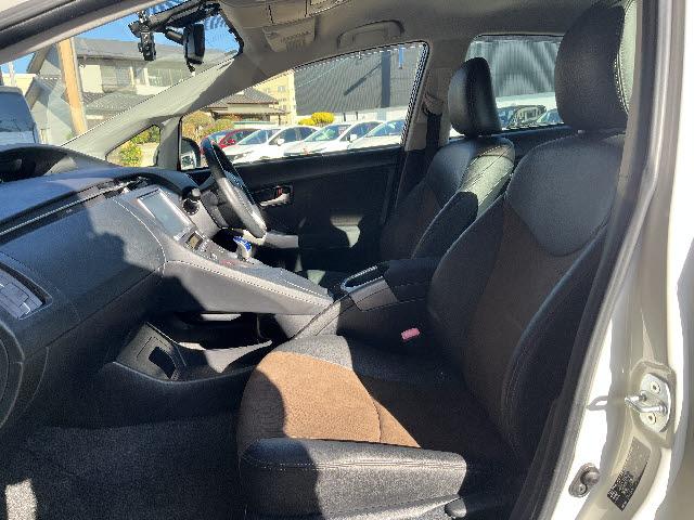 プリウス Ｇ　後期型＿純正８型ナビ＿バックカメラ＿フルセグＴＶ＿ハーフレザーシート＿パワーシート＿Ｂｌｕｅｔｏｏｔｈ音楽＿ＨＩＤヘッドライト＿フォグライト＿クルーズコントロール＿ビルトインＥＴＣ＿純正アルミ＿禁煙車（14枚目）