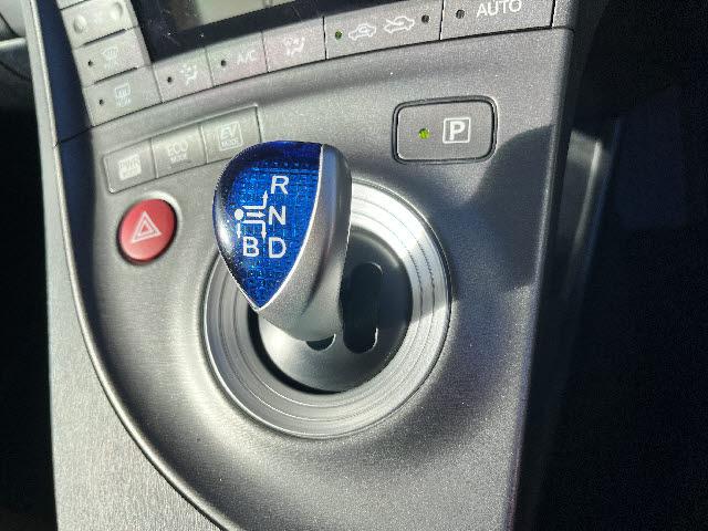 プリウス Ｇ　後期型＿純正８型ナビ＿バックカメラ＿フルセグＴＶ＿ハーフレザーシート＿パワーシート＿Ｂｌｕｅｔｏｏｔｈ音楽＿ＨＩＤヘッドライト＿フォグライト＿クルーズコントロール＿ビルトインＥＴＣ＿純正アルミ＿禁煙車（16枚目）