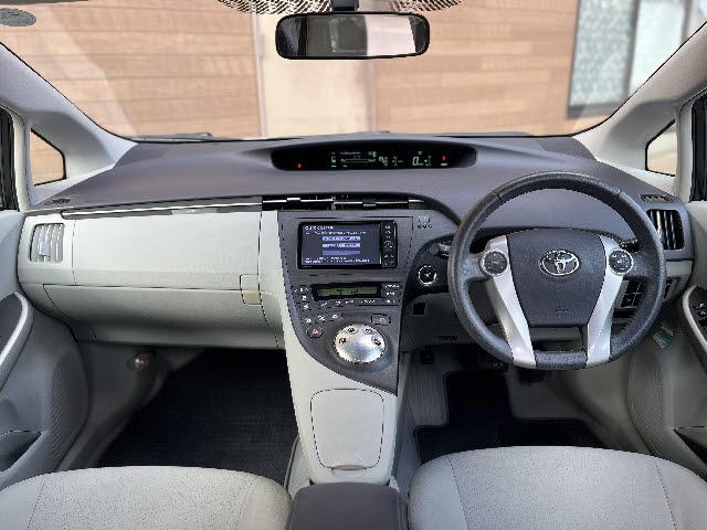 プリウス Ｓ　ＬＥＤエディション　純正ナビ＿バックカメラ＿フルセグＴＶ＿ビルトインＥＴＣ＿ＬＥＤヘッドライト＿フォグライト＿社外１７インチアルミ＿Ｂｌｕｅｔｏｏｔｈ音楽＿禁煙車（3枚目）