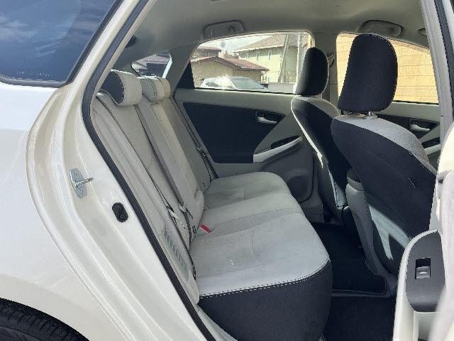 プリウス Ｓ　ＬＥＤエディション　純正ナビ＿バックカメラ＿フルセグＴＶ＿ビルトインＥＴＣ＿ＬＥＤヘッドライト＿フォグライト＿社外１７インチアルミ＿Ｂｌｕｅｔｏｏｔｈ音楽＿禁煙車（8枚目）