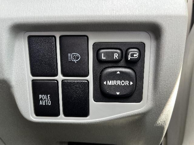 プリウス Ｓ　ＬＥＤエディション　純正ナビ＿バックカメラ＿フルセグＴＶ＿ビルトインＥＴＣ＿ＬＥＤヘッドライト＿フォグライト＿社外１７インチアルミ＿Ｂｌｕｅｔｏｏｔｈ音楽＿禁煙車（12枚目）