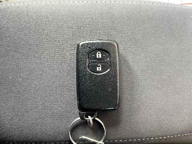 プリウス Ｓ　ＬＥＤエディション　純正ナビ＿バックカメラ＿フルセグＴＶ＿ビルトインＥＴＣ＿ＬＥＤヘッドライト＿フォグライト＿社外１７インチアルミ＿Ｂｌｕｅｔｏｏｔｈ音楽＿禁煙車（26枚目）