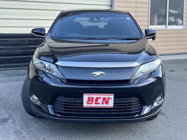 ハリアー プレミアム　純正メモリーナビ　フルセグＴＶ　バックカメラ　レーダーブレーキ　Ｂｌｕｅｔｏｏｔｈ　ドライブレコーダー　クルーズコントロール　パワーバックドア　ＬＥＤヘッドライト　革シート　パワーシート（3枚目）