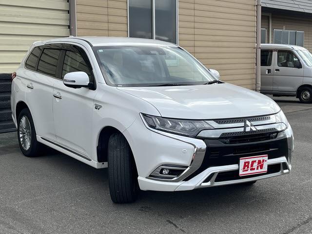 アウトランダーＰＨＥＶ Ｇ　レーダーブレーキ　純正ＳＤナビ　フルセグＴＶ　バックカメラ　ドライブレコーダー　純正アルミホイール　ＬＥＤヘッドライト　クルーズコントロール　ハンドルヒーター　シートヒーター　パドルシフト（4枚目）