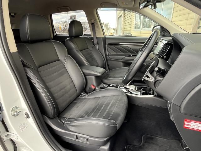 アウトランダーＰＨＥＶ Ｇ　レーダーブレーキ　純正ＳＤナビ　フルセグＴＶ　バックカメラ　ドライブレコーダー　純正アルミホイール　ＬＥＤヘッドライト　クルーズコントロール　ハンドルヒーター　シートヒーター　パドルシフト（11枚目）