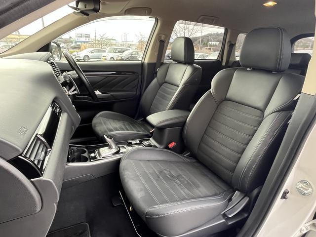 アウトランダーＰＨＥＶ Ｇ　レーダーブレーキ　純正ＳＤナビ　フルセグＴＶ　バックカメラ　ドライブレコーダー　純正アルミホイール　ＬＥＤヘッドライト　クルーズコントロール　ハンドルヒーター　シートヒーター　パドルシフト（13枚目）