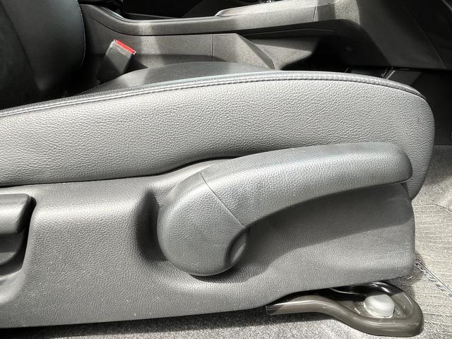 シャトル ハイブリッドX 純正SDナビ☆DVD再生可☆Bluetoothオーディオ☆バックカメラ☆パドルシフト☆LEDヘッドライト☆オートライト☆横滑り防止☆シティブレーキ☆ハーフレザー調シート☆ISOFIX対応☆(13枚目)