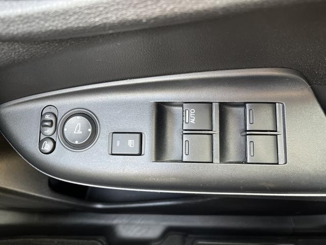 シャトル ハイブリッドX 純正SDナビ☆DVD再生可☆Bluetoothオーディオ☆バックカメラ☆パドルシフト☆LEDヘッドライト☆オートライト☆横滑り防止☆シティブレーキ☆ハーフレザー調シート☆ISOFIX対応☆(27枚目)