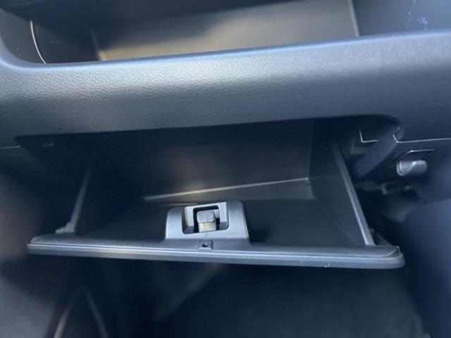 ワゴンRスティングレー T HIDヘッドライト☆オートライト☆横滑り防止☆フォグランプ☆アームレスト☆アイドリングストップ☆バックカメラ☆Wライト付バニティミラー☆ISOFIX対応☆RBS☆チルトステアリング☆シートリフター☆(24枚目)